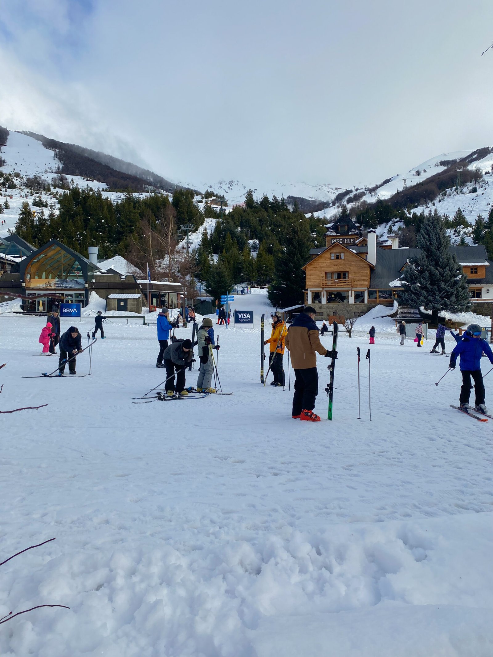 8 C IMG_5943 Clase Bautismo de Ski o Snowboard en Cerro Catedral: Tu Primer Encuentro con la Nieve - Imagen 1