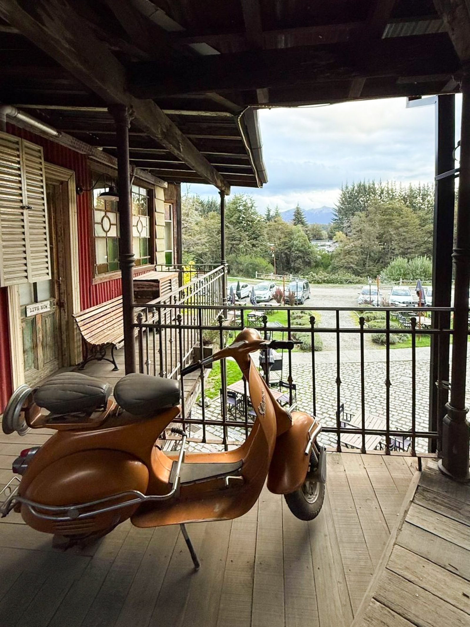 8 A 209211930485a6c23dc4e94351bb14f9885cd22ca46 Villa La Angostura y Cerro Bayo con traslado desde Bariloche - Imagen 1