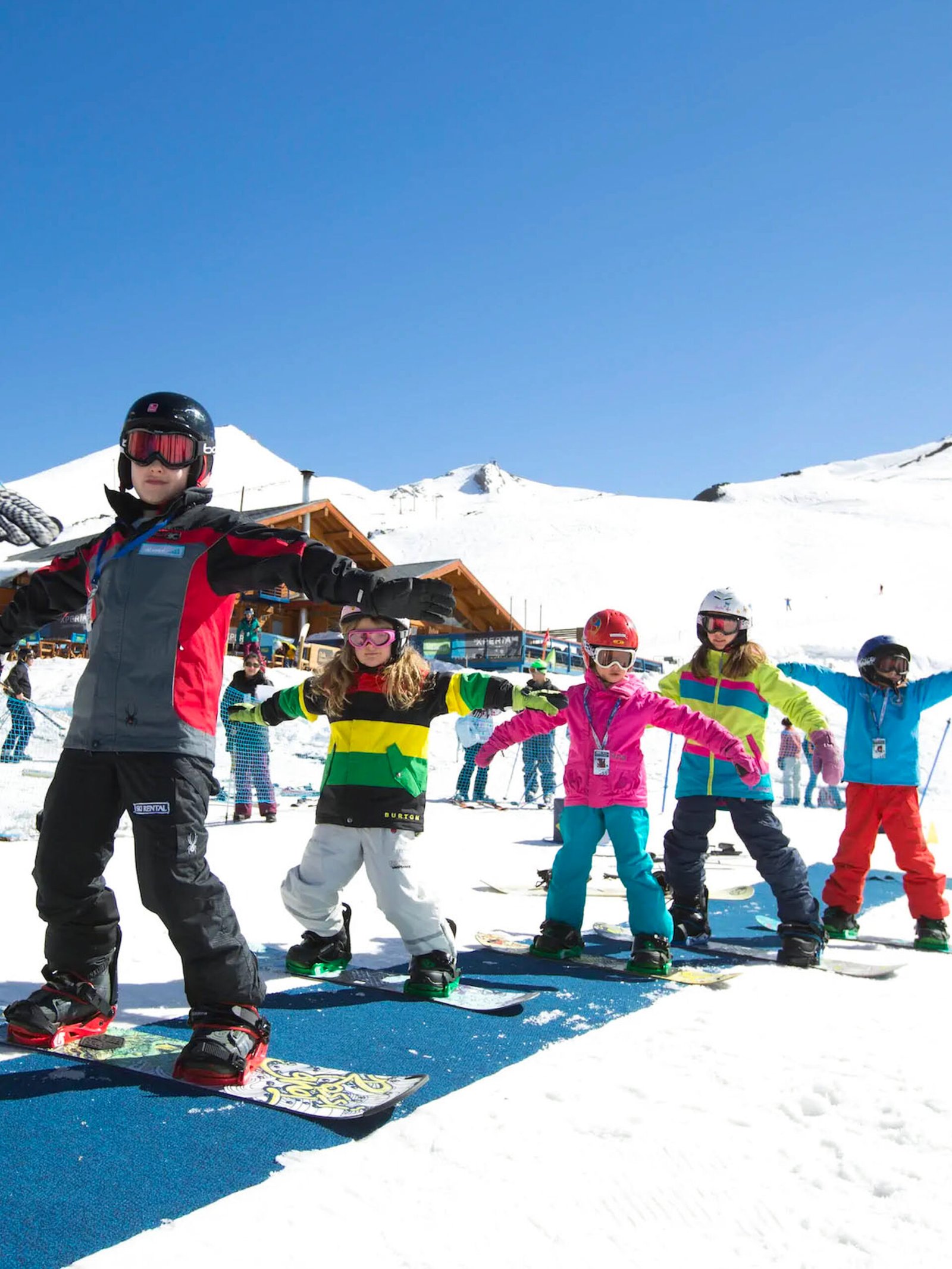 8 A Escuela-de-Ski-y-Snowboard copia Una aventura de nieve para niños: clases, juegos y mucha diversión en la montaña - Imagen 1