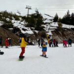 Uma aventura na neve para crianças: aulas, jogos e muita diversão nas montanhas